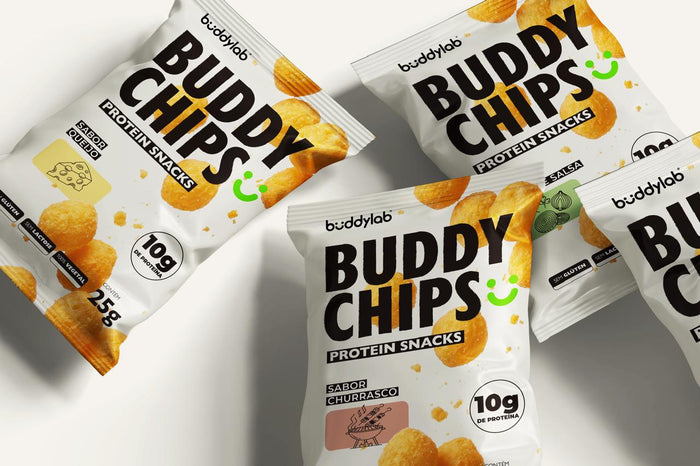 Buddy Chips — pacotes dos três sabores em cena de uso